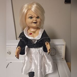 Tiffany Bride of Chucky moving & talking 20" doll. Black Jacket & White Dress